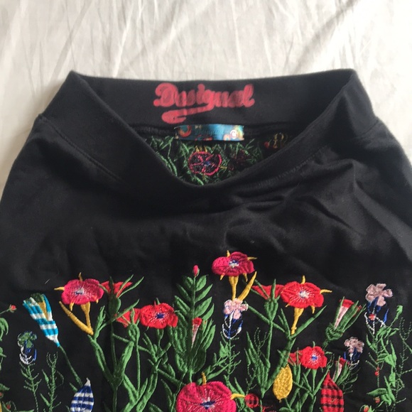 Springtime! Desigual embroidered skirt sz M - Picture 3 of 3